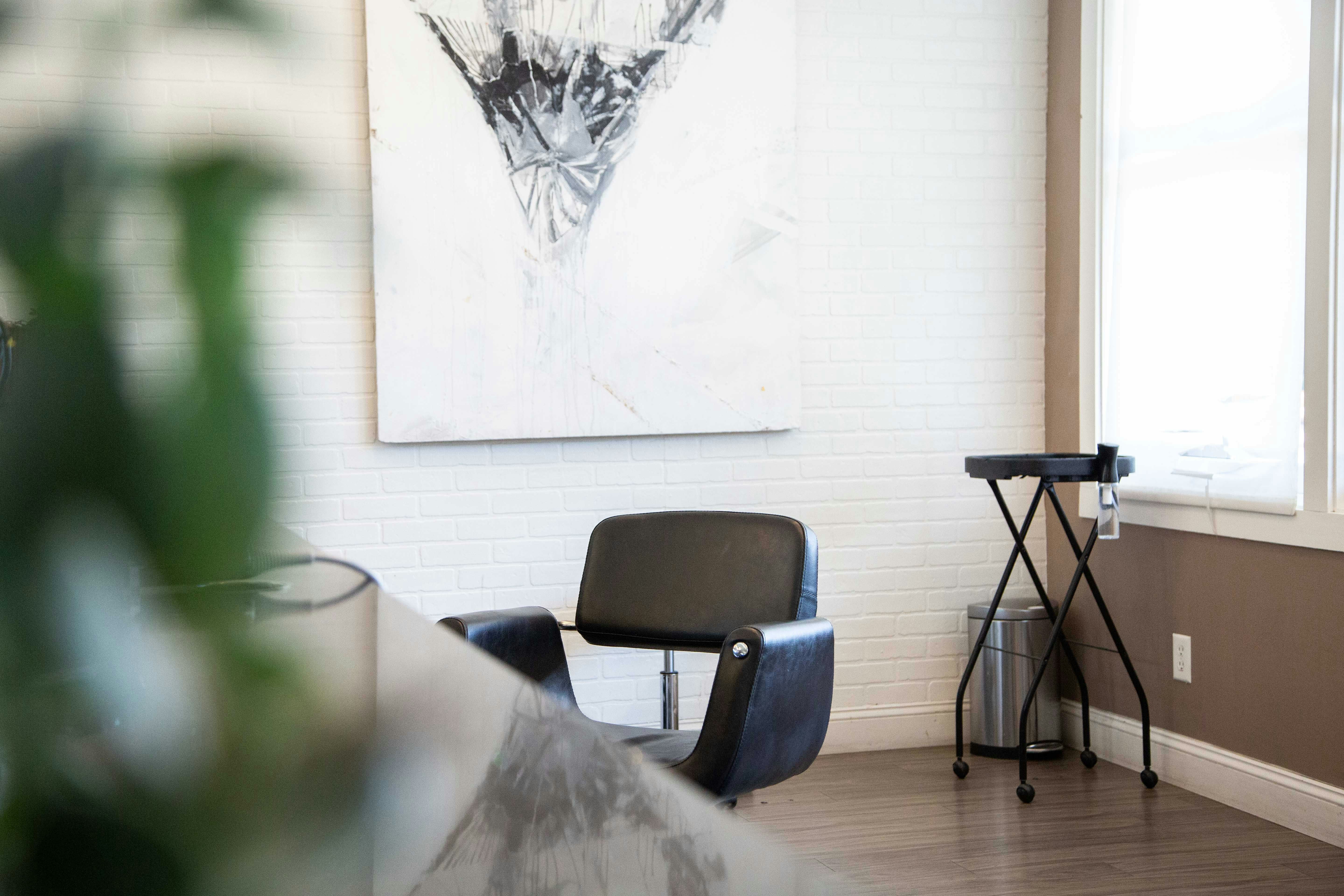 black and gray chair beside white wall